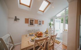 Cotswolds- Homely 2 Bed House With Garden, Wifi - Esho Stays