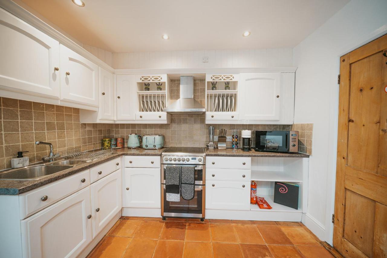 Cotswolds- Homely 2 Bed House With Garden, Wifi - Esho Stays Cirencester Exterior photo