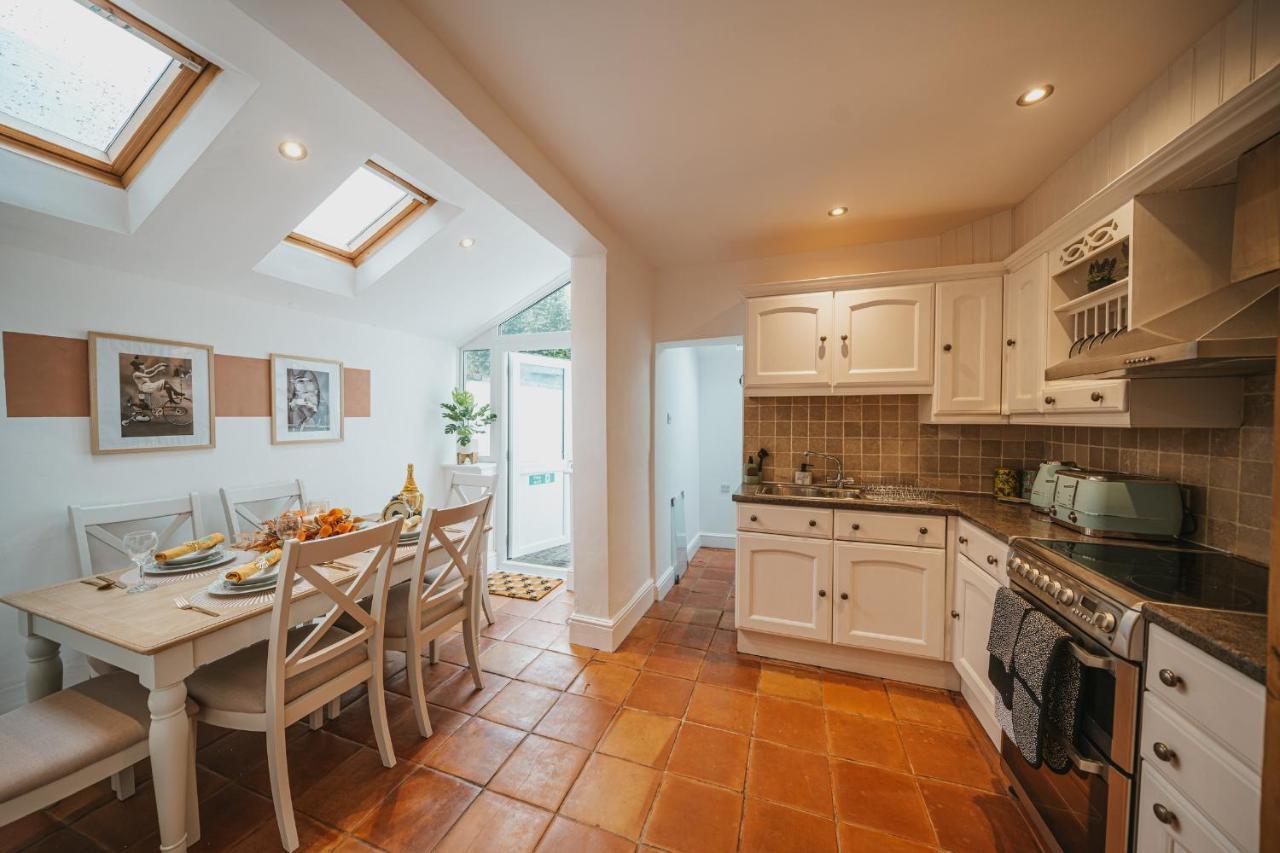Cotswolds- Homely 2 Bed House With Garden, Wifi - Esho Stays Cirencester Exterior photo