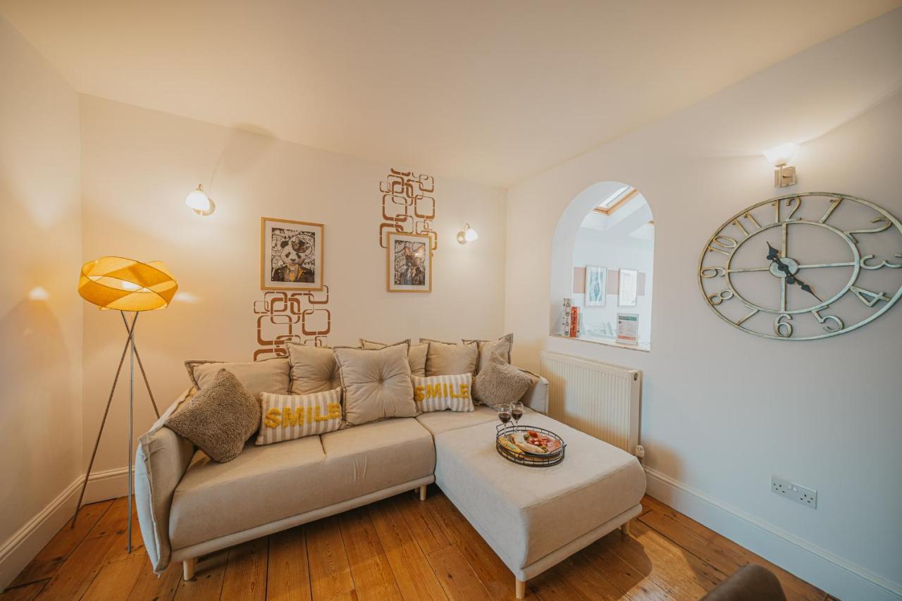 Cotswolds- Homely 2 Bed House With Garden, Wifi - Esho Stays Cirencester Exterior photo